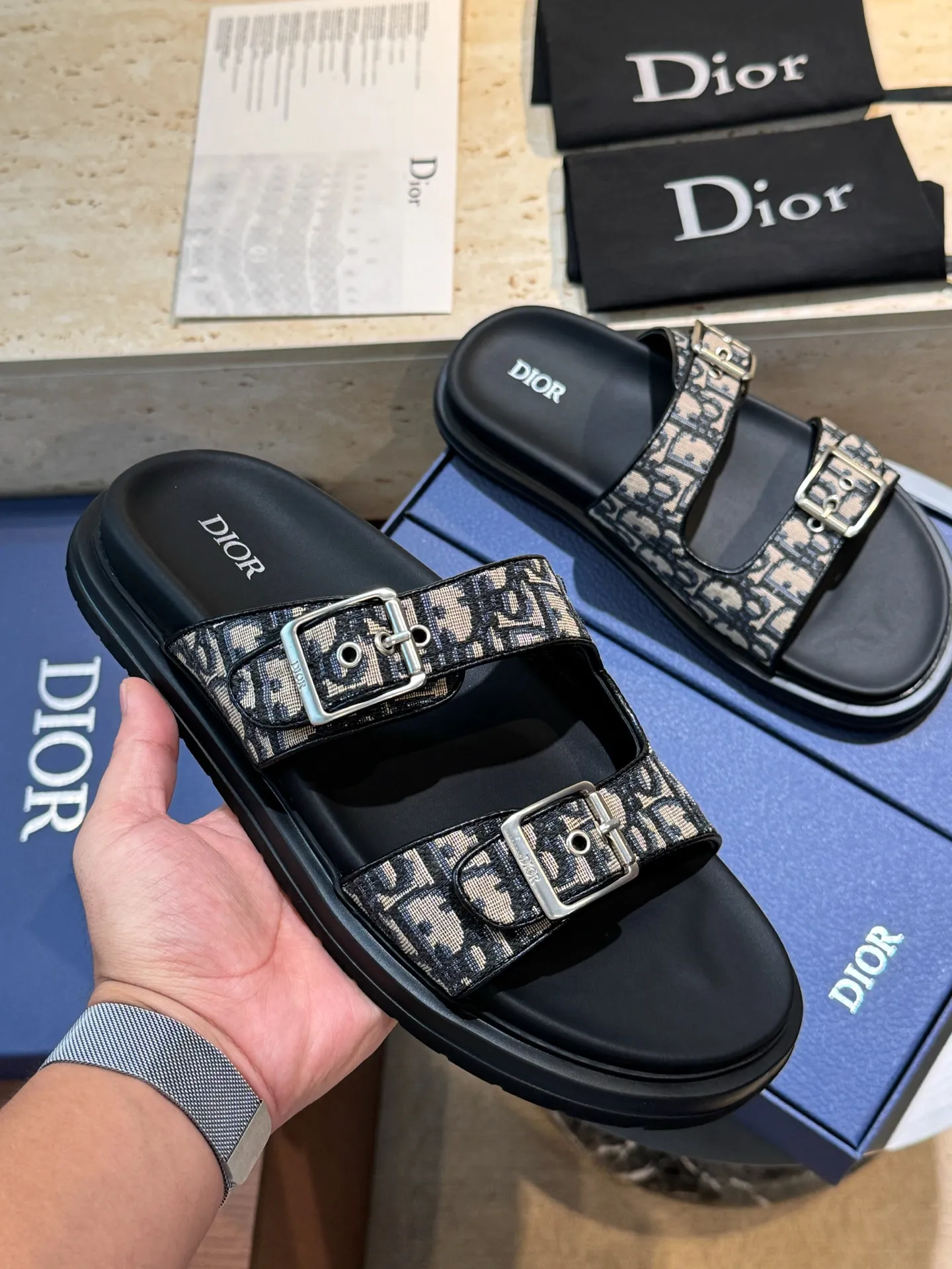Factory price: 320💰Djia Aqua men's slippers and sandals, Dior's Aqua sandals are elegant and casual. The cross-strap design is reinterpreted in CD Diamond canvas, inspired by the brand's archives. Finished with a branded logo and tonal notch sole, they can be worn easily with shorts or jeans for a sophisticated look. Size:39-44(38 45 customized)